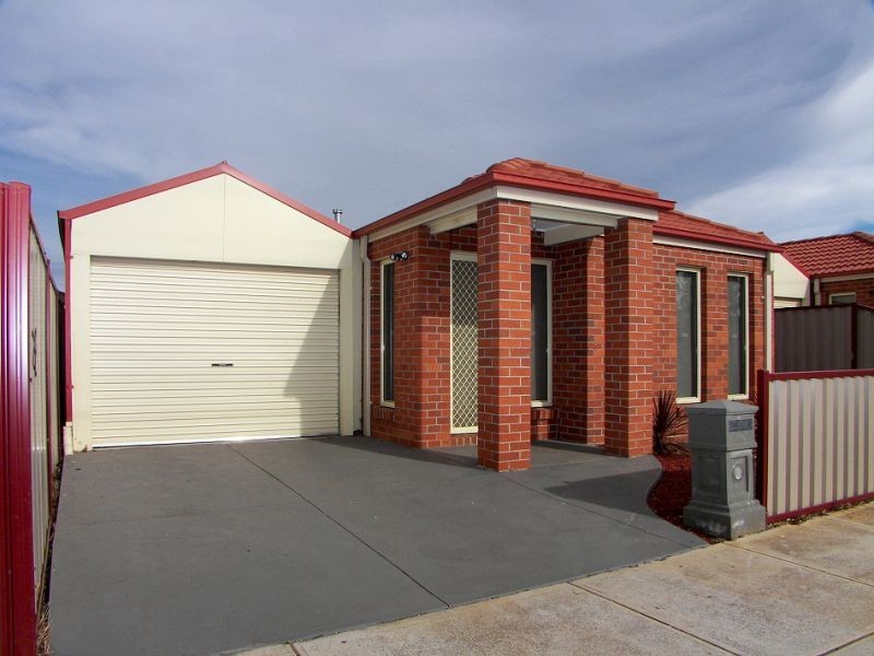 1a Marina Drive, Melton VIC 3337