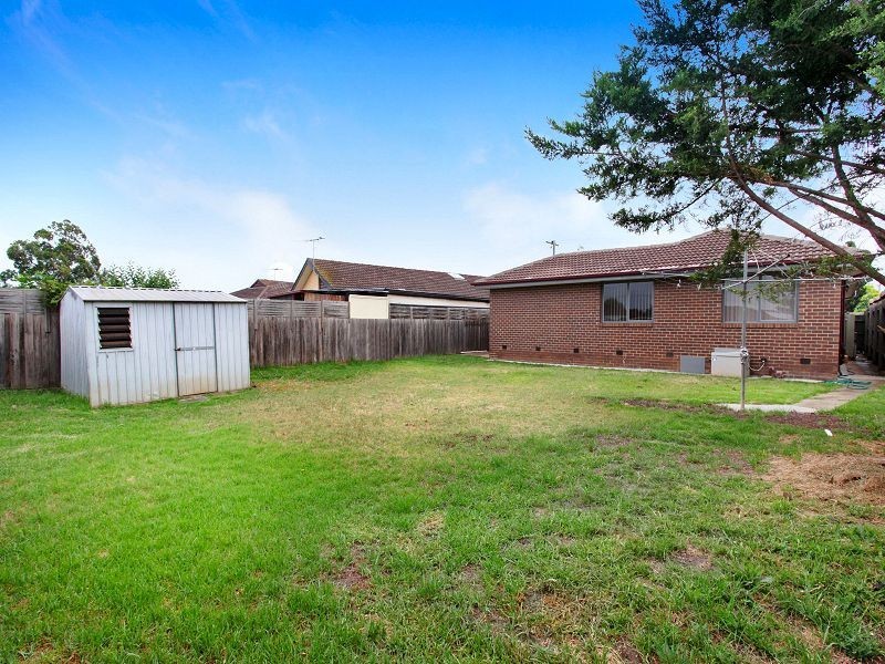 11 Falcon Drive, Melton VIC 3337