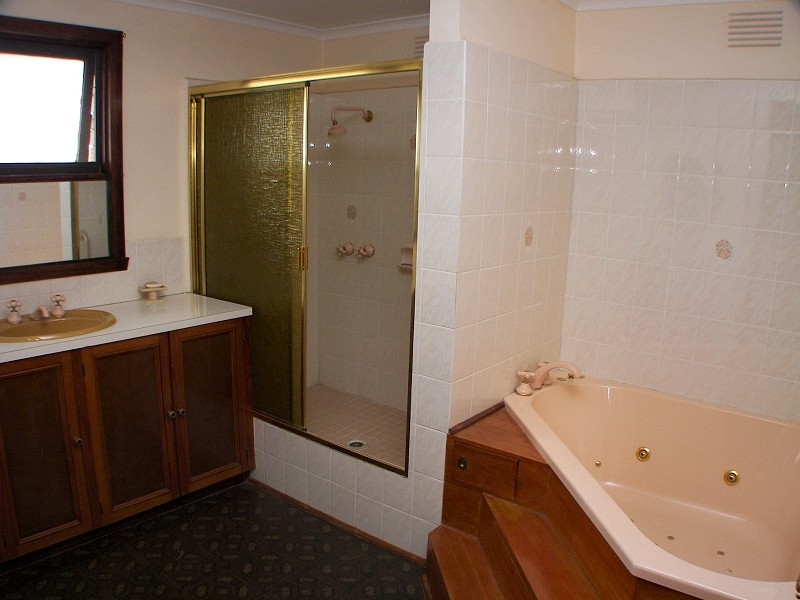 9 Blamey Dive, Melton South VIC 3338