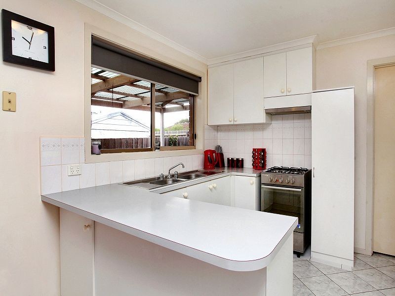 2/6 Oakfield Court, Melton South VIC 3338