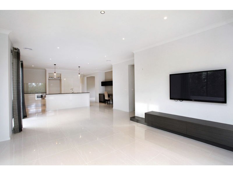 6 Ladbroke Street, Melton South VIC 3338