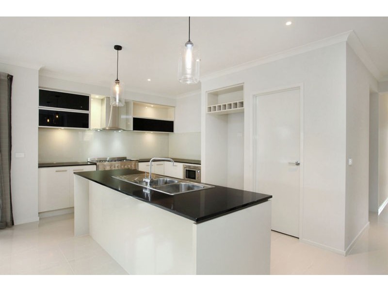 6 Ladbroke Street, Melton South VIC 3338