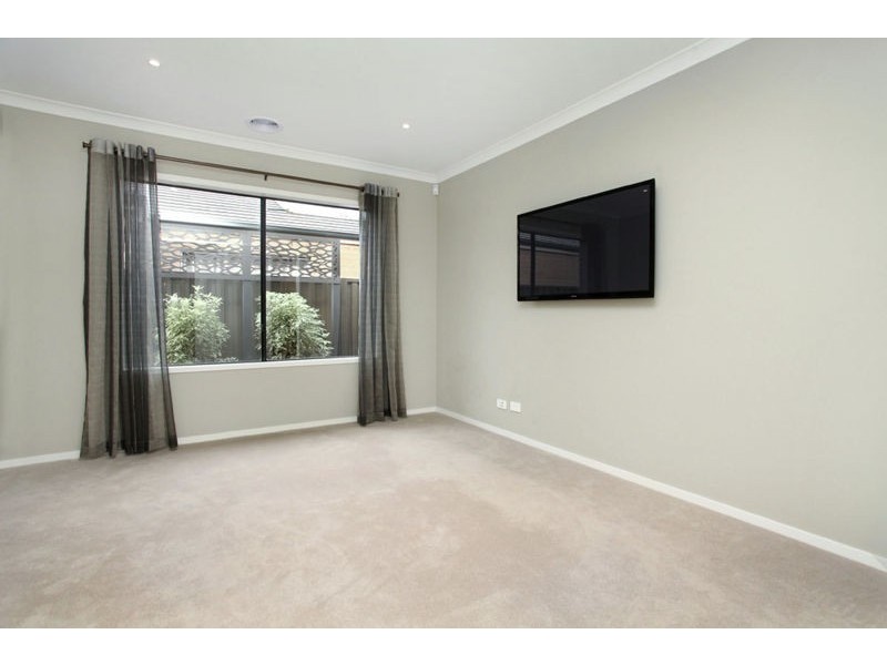 6 Ladbroke Street, Melton South VIC 3338