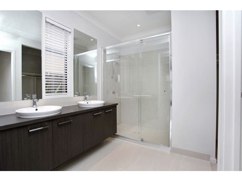 6 Ladbroke Street, Melton South VIC 3338