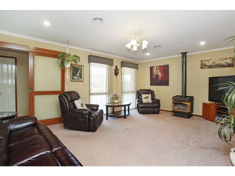 7 Marina Drive, Melton VIC 3337