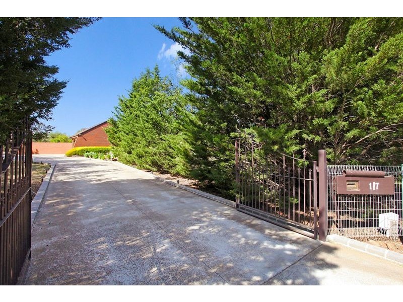 1/7 Djerriwarrh Court, Melton VIC 3337