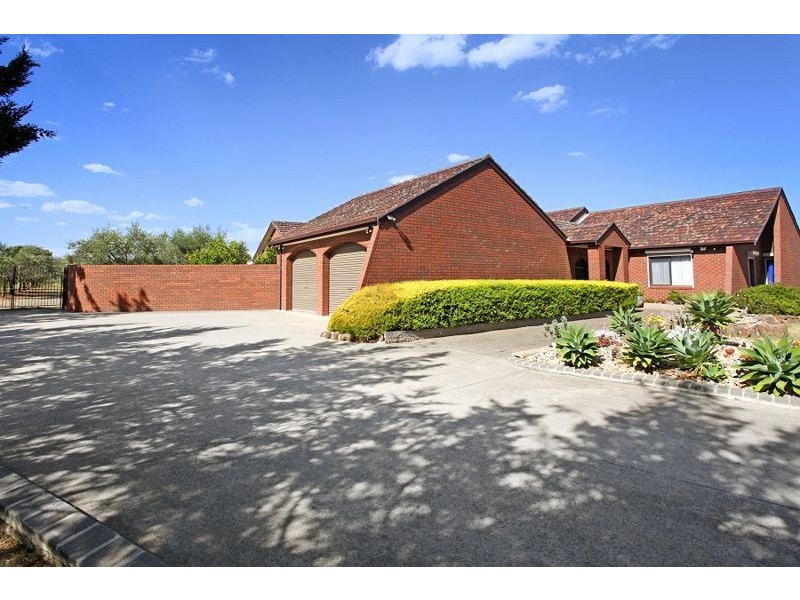 1/7 Djerriwarrh Court, Melton VIC 3337