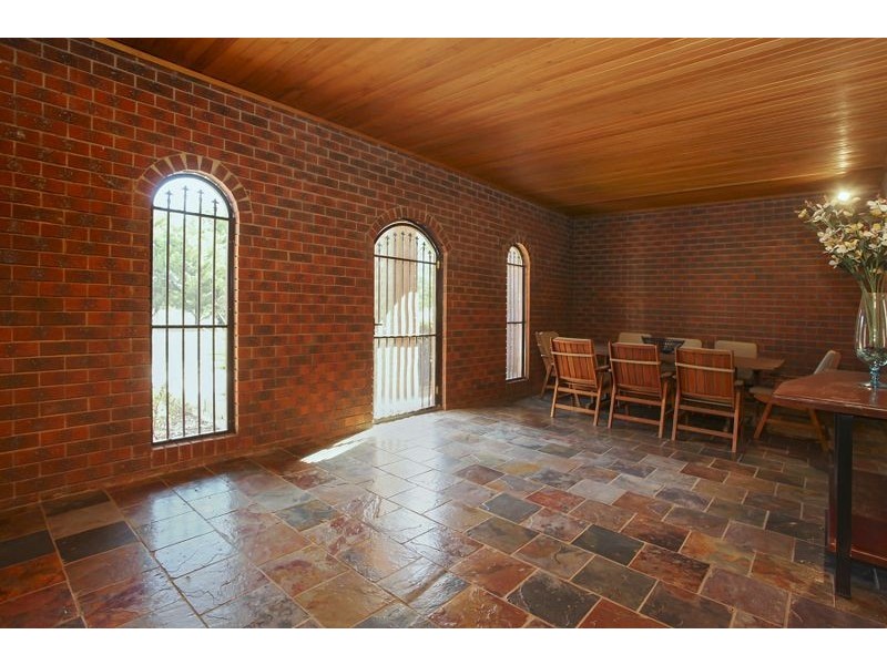 1/7 Djerriwarrh Court, Melton VIC 3337