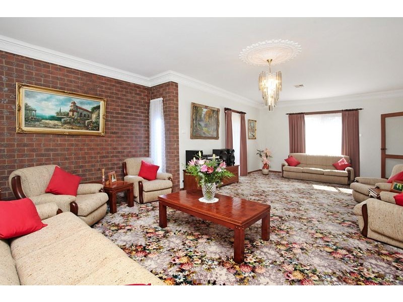 1/7 Djerriwarrh Court, Melton VIC 3337