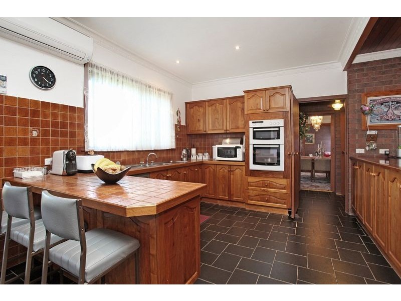 1/7 Djerriwarrh Court, Melton VIC 3337