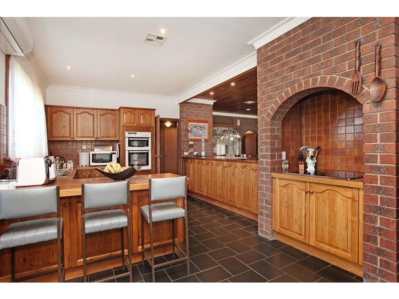 1/7 Djerriwarrh Court, Melton VIC 3337