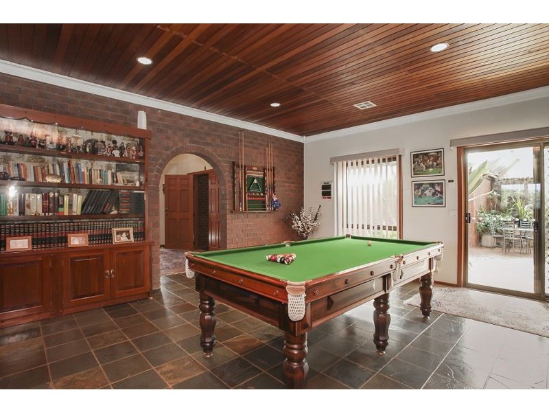 1/7 Djerriwarrh Court, Melton VIC 3337