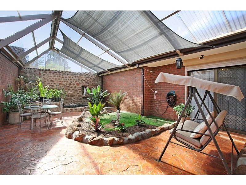 1/7 Djerriwarrh Court, Melton VIC 3337