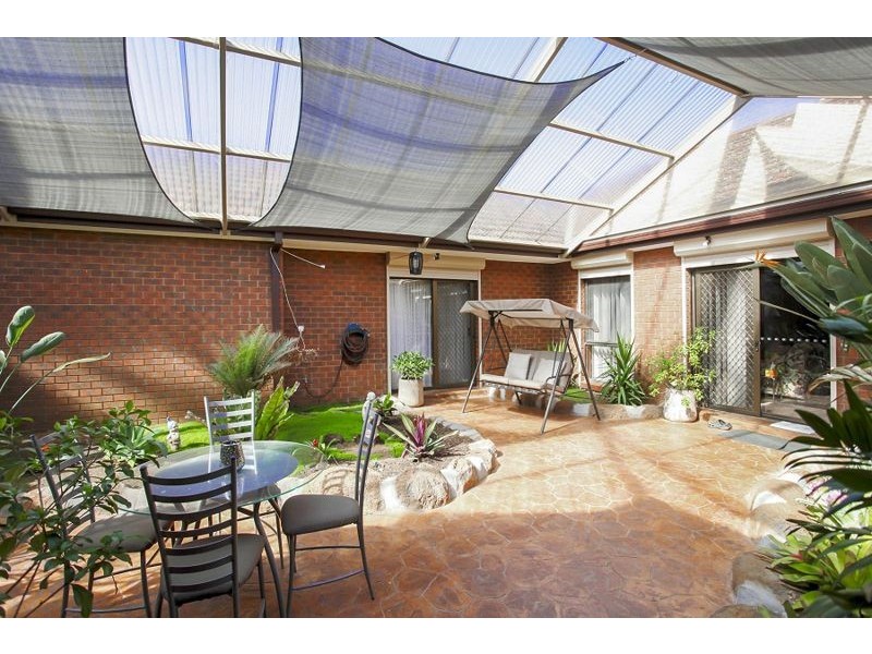 1/7 Djerriwarrh Court, Melton VIC 3337