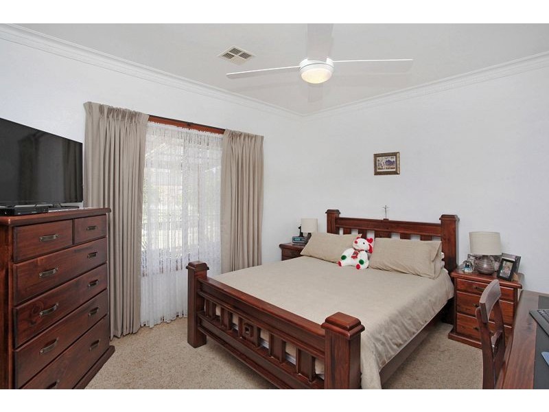 1/7 Djerriwarrh Court, Melton VIC 3337