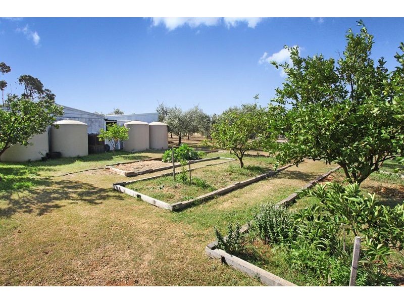 1/7 Djerriwarrh Court, Melton VIC 3337