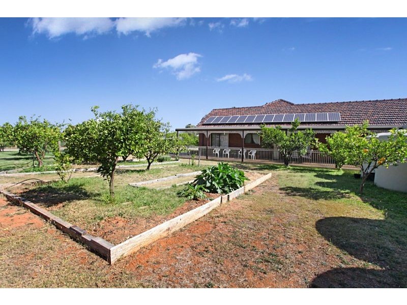 1/7 Djerriwarrh Court, Melton VIC 3337