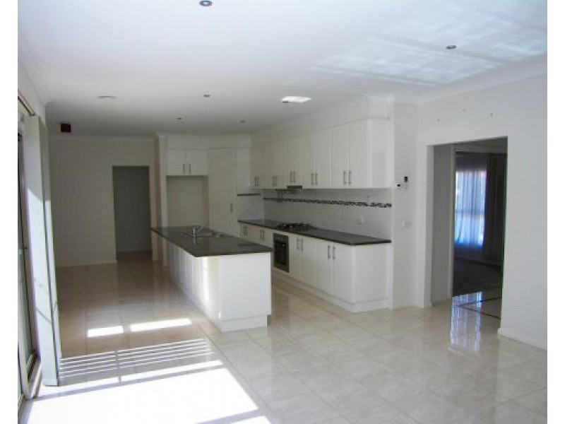 2/12 Heather Court, Kurunjang VIC 3337