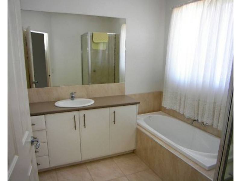 2/12 Heather Court, Kurunjang VIC 3337