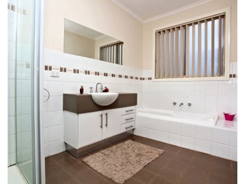 1/3 Sirius Way, Kurunjang VIC 3337