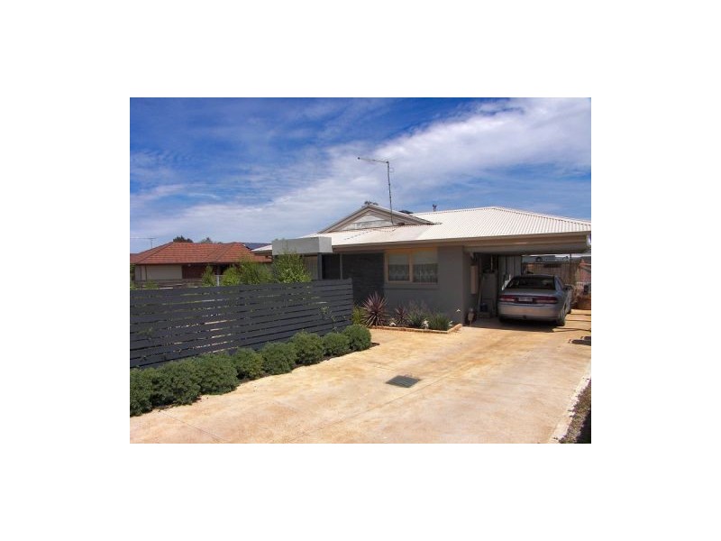 27 Rees Road, Melton South VIC 3338