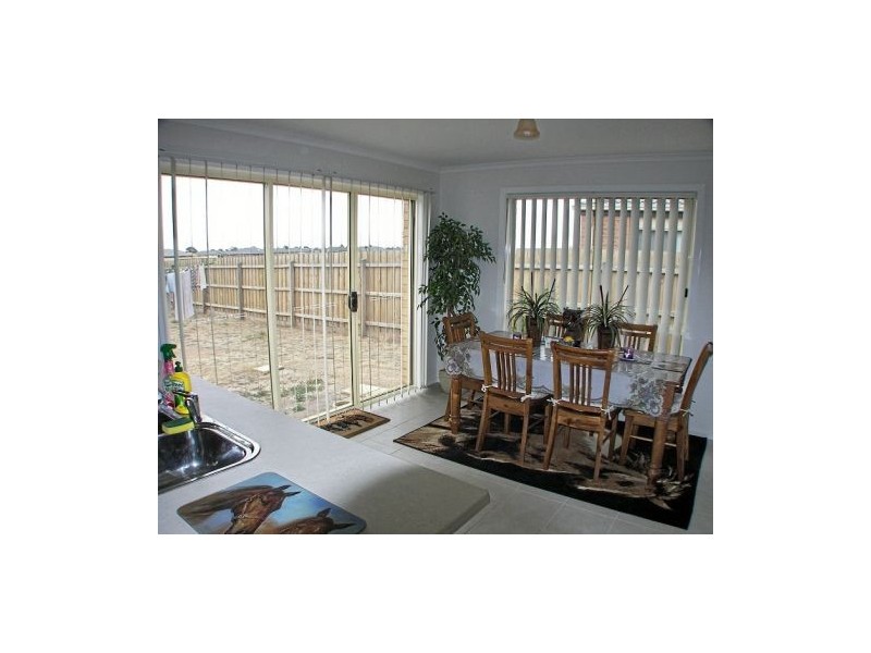 11 Granholm Grove, Melton West VIC 3337