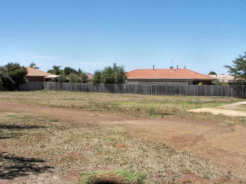 2A Gunnawarra Drive, Melton VIC 3337