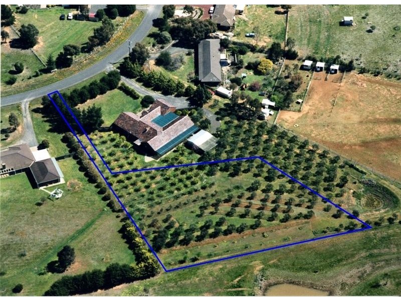 2/7 Djerriwarrh Court, Melton VIC 3337