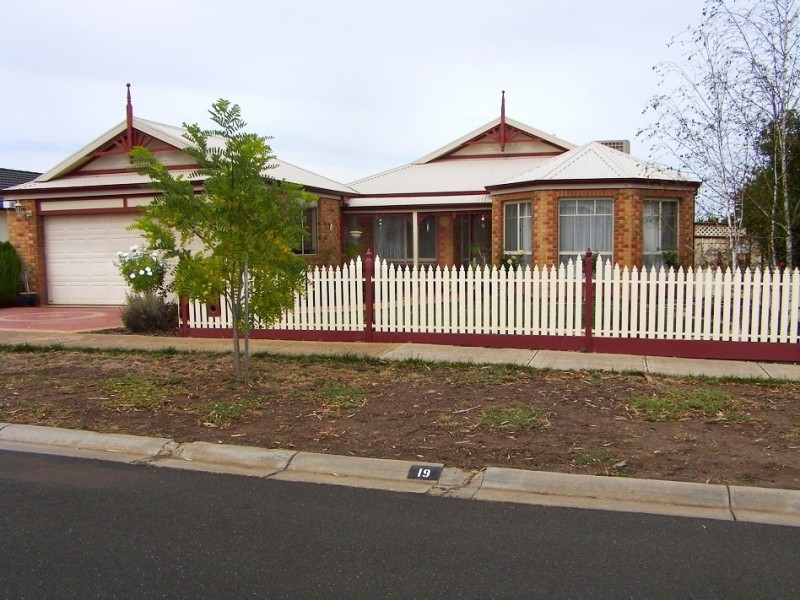 19 Lagarna Drive, Melton VIC 3337