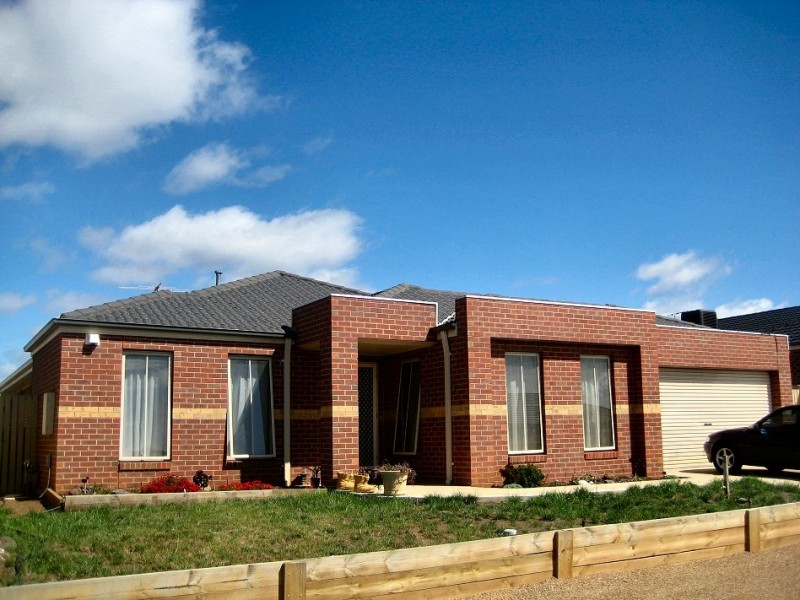 33 Featherhead Way, Melton VIC 3337