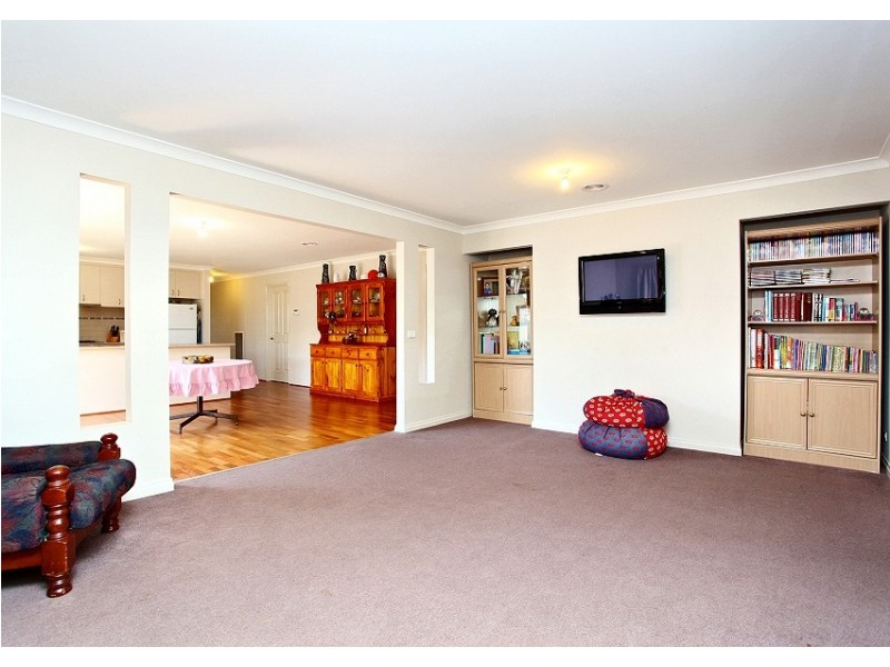 33 Featherhead Way, Melton VIC 3337