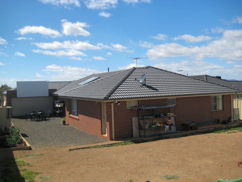 33 Featherhead Way, Melton VIC 3337
