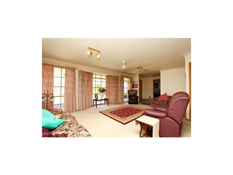 2 Black Dog Drive, Brookfield VIC 3338