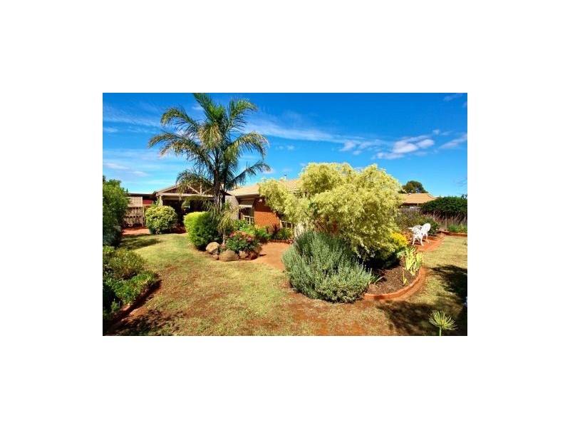 2 Black Dog Drive, Brookfield VIC 3338