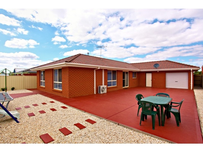 8 Thomasz Place, Melton VIC 3337
