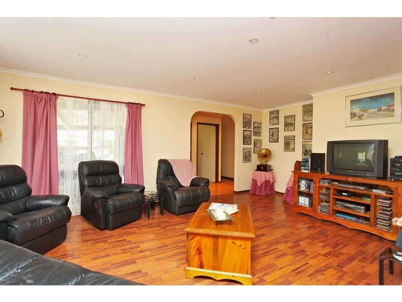 2 Denise Place, Melton West VIC 3337