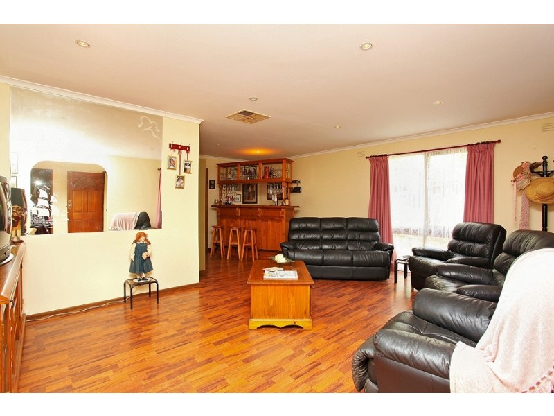 2 Denise Place, Melton West VIC 3337