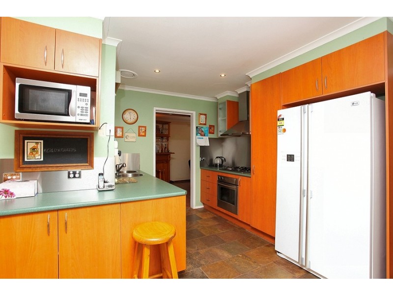 2 Denise Place, Melton West VIC 3337