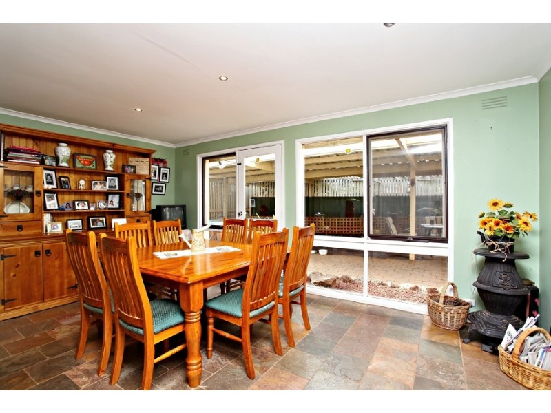 2 Denise Place, Melton West VIC 3337