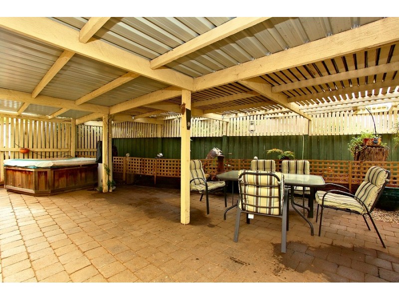 2 Denise Place, Melton West VIC 3337