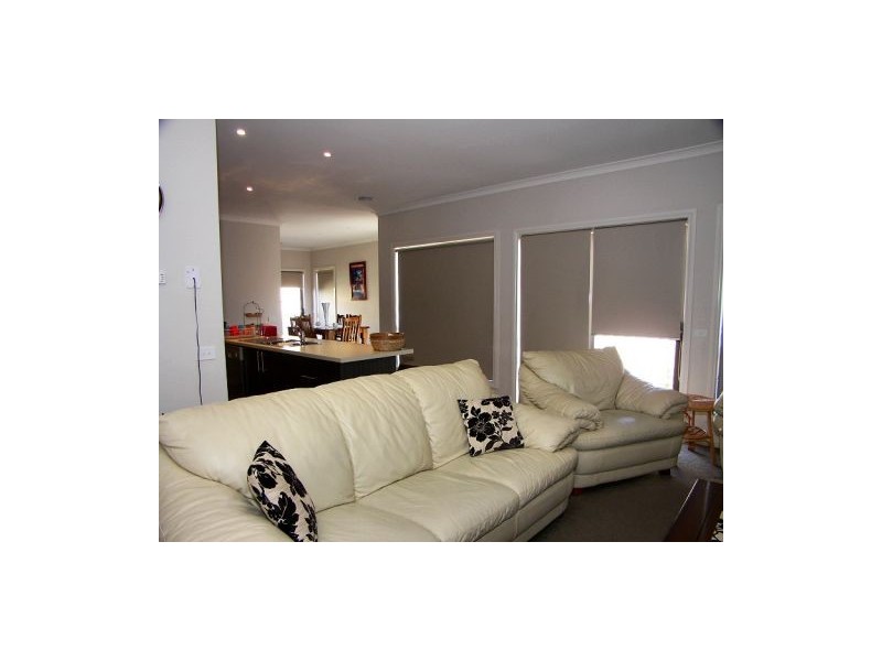 2/3 Borrowdale Road, Melton West VIC 3337