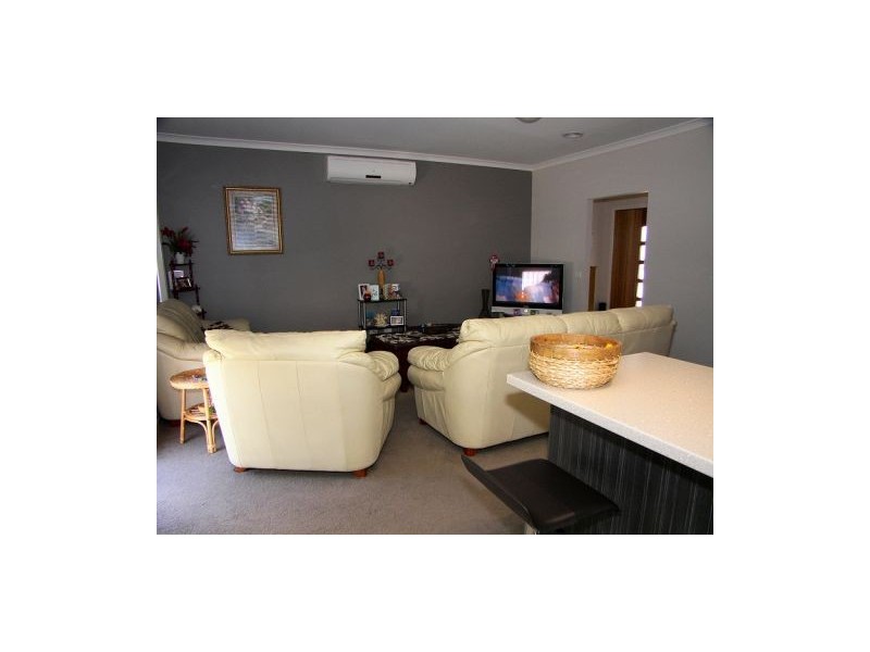 2/3 Borrowdale Road, Melton West VIC 3337