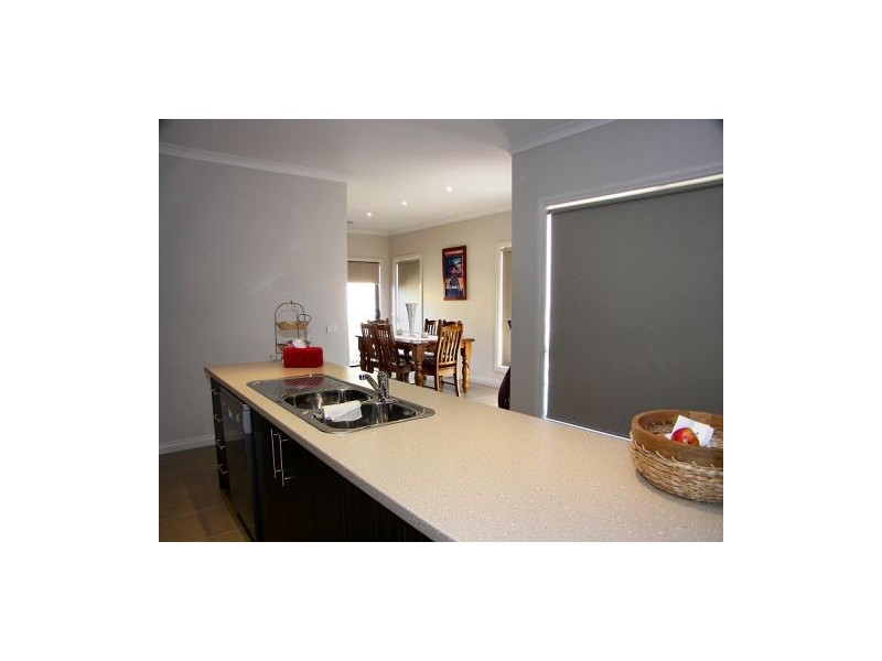 2/3 Borrowdale Road, Melton West VIC 3337