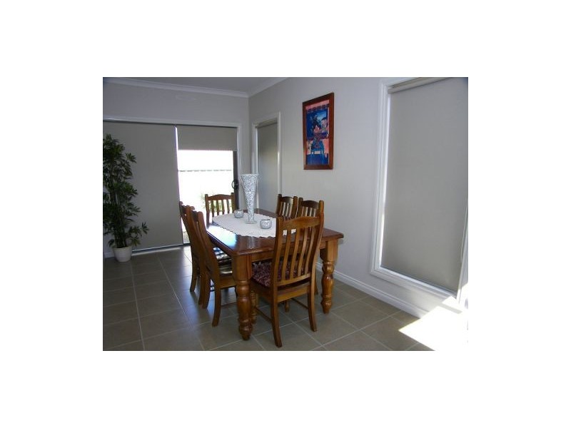 2/3 Borrowdale Road, Melton West VIC 3337