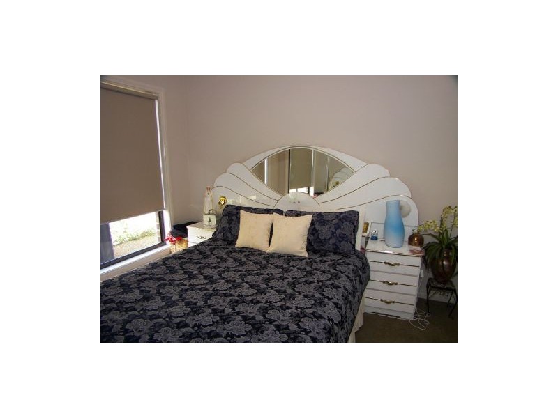 2/3 Borrowdale Road, Melton West VIC 3337