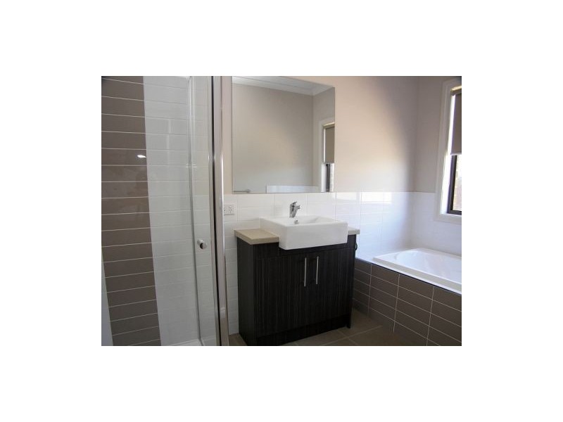 2/3 Borrowdale Road, Melton West VIC 3337