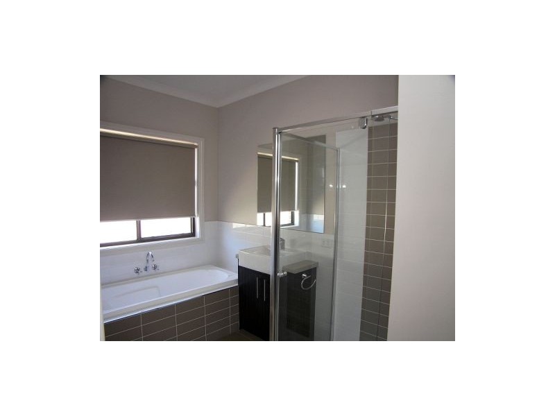 3/3 Borrowdale Road, Melton West VIC 3337