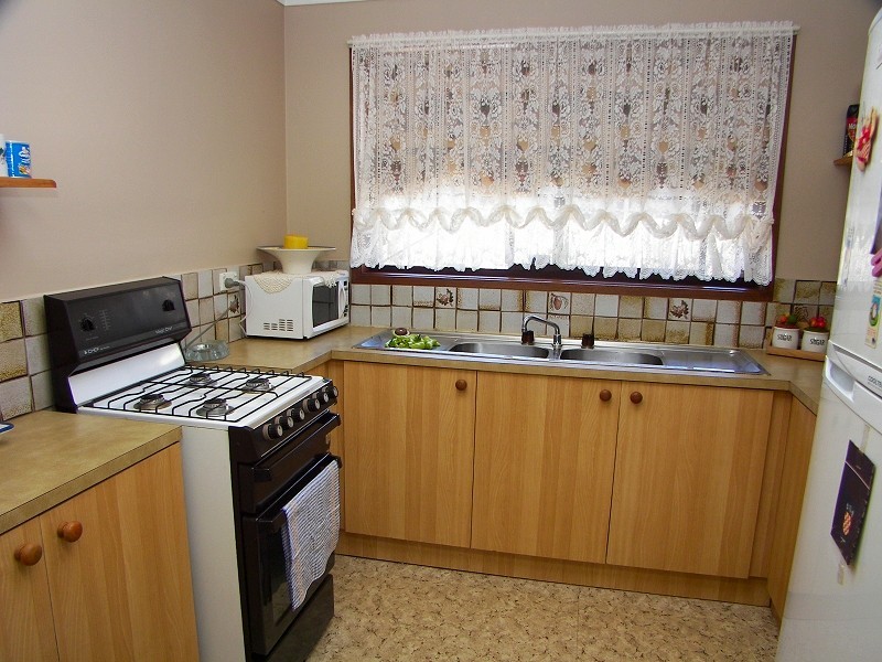 2/21 Joan Street, Melton VIC 3337