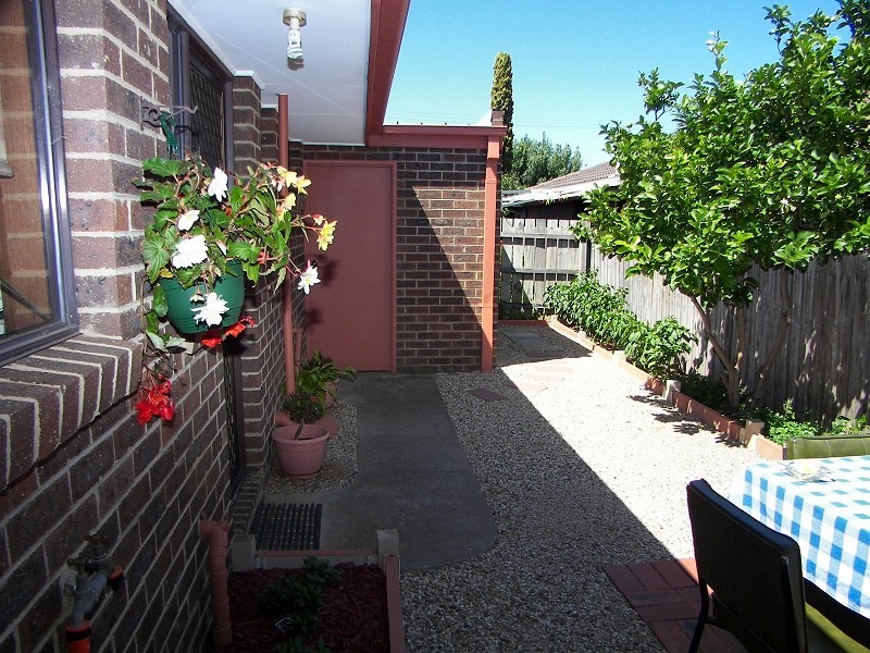 2/21 Joan Street, Melton VIC 3337