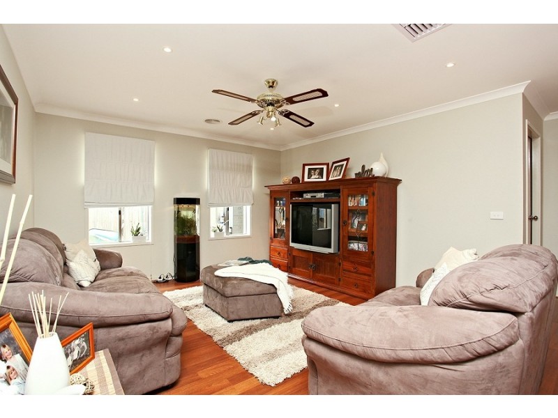 5 Sunderlund Way, Melton VIC 3337